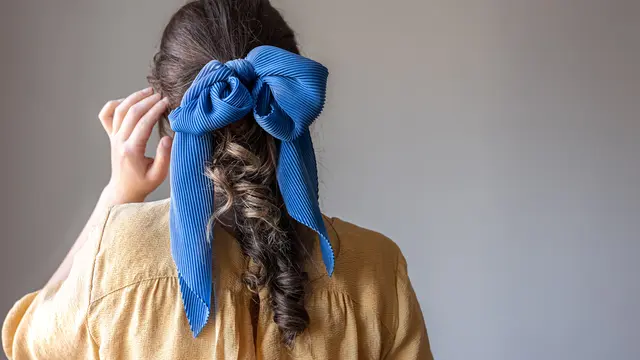 Penggunaan scarf sebagai aksesoris tambahan saat styling rambut