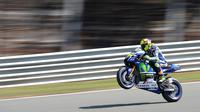 Pebalap MotoGP, Valentino Rossi, melakukan jumping wheelie saat latihan jelang GP Jerman di Sirkuit Sachsenring, Jerman. (AFP/Robert Michael)