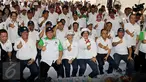 Menteri BUMN Rini Soemarno (Tengah) bersama Menteri LHK Siti Nurbaya (Kanan), Gubernur Jawa Barat Ahmad Heryawan (Kiri) berfoto dengan peserta dari jajaran direktur utama BUMN dan pejabat kementerian terkait Cikampek, Sabtu (26/03). (Biro Humas KLHK/tbz)