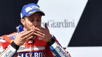 Pebalap Ducati, Andrea Dovizioso, menjadi juara pada balapan MotoGP Austria di Sirkuit Red Bull Ring, Minggu (13/8/2017). (AP Photo/Kerstin Joensson)