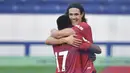 Penyerang Manchester United, Edinson Cavani, merayakan gol yang dicetaknya ke gawang Everton pada laga lanjutan Liga Inggris di Goodison Park Stadium, Sabtu (7/11/2020) malam WIB. Manchester United menang 3-1 atas Everton. (Paul Ellis/Pool via AP)