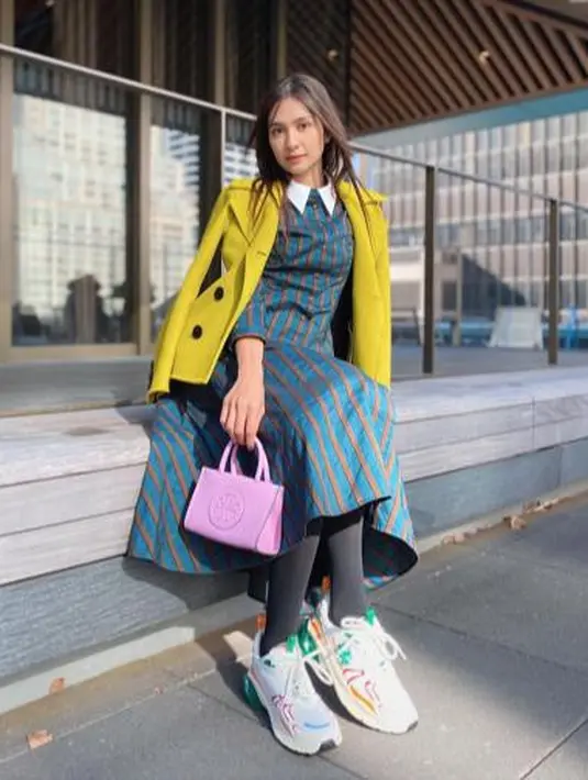 Penampilannya dilengkapi dengan handbag warna pink cerah serta sneakers. @miktambayong.