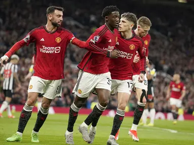 Setelah menjalani tiga laga terakhir tanpa kemenangan, Manchester United akhirnya kembali memetik tiga poin penuh usai menang 3-2 atas Newcastle United pada laga tunda pekan ke-34 di Old Trafford, Kamis (16/5/2024) dini hari WIB. Kemenangan yang diraih pada laga kandang terakhir musim ini ditentukan lewat gol-gol Kobbie Mainoo, Amad Diallo dan Rasmus Hojlund. Sementara Newcastle United hanya mampu membalas dua gol melalui Anthony Gordon dan Lewis Hall. Dengan koleksi 57 poin, MU menempati posisi ke-8 di bawah Newcastle United yang unggul selisih gol menjelang pekan penutup Liga Inggris musim ini. (AP Photo/Dave Thompson)