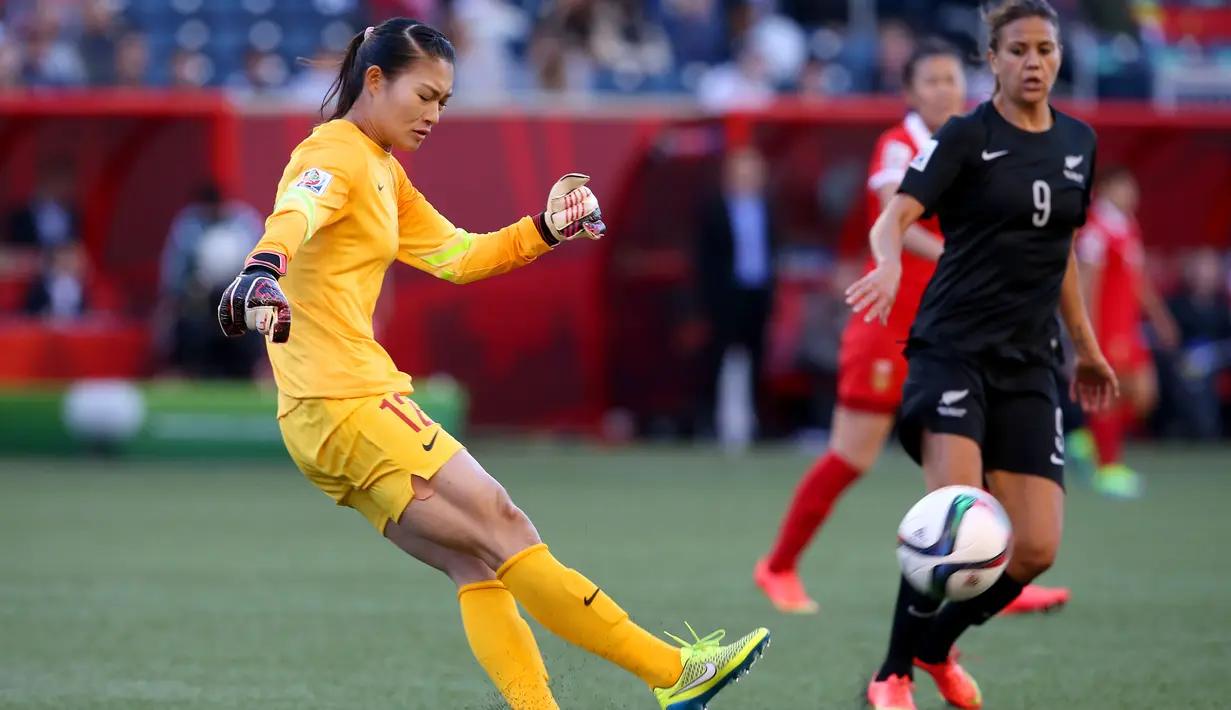 Kiper Tiongkok Wang Fei menendang bola saat melawan Selandia Baru di babak kedua Grup A Piala Dunia Wanita 2015 di Stadion Winnipeg, Kanada. Foto diambil pada Senin (15/6/2015). (Reuters/Bruce Fedyck)