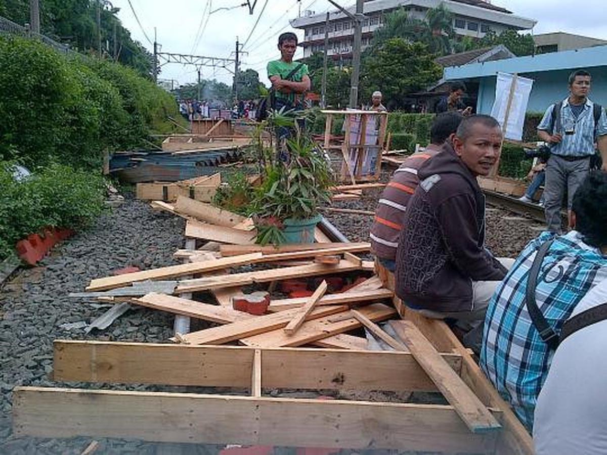 Ratusan pedagang dan mahasiswa blokir jalur KRL di Depok