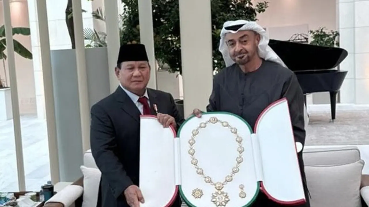 Menteri Pertahanan RI Prabowo Subianto menerima anugerah 'Zayed Medal' dari Presiden Uni Emirat Arab (UAE), Yang Mulia Syekh Mohamed bin Zayed Al Nahyan (MBZ) (Tim Media Prabowo Subianto)