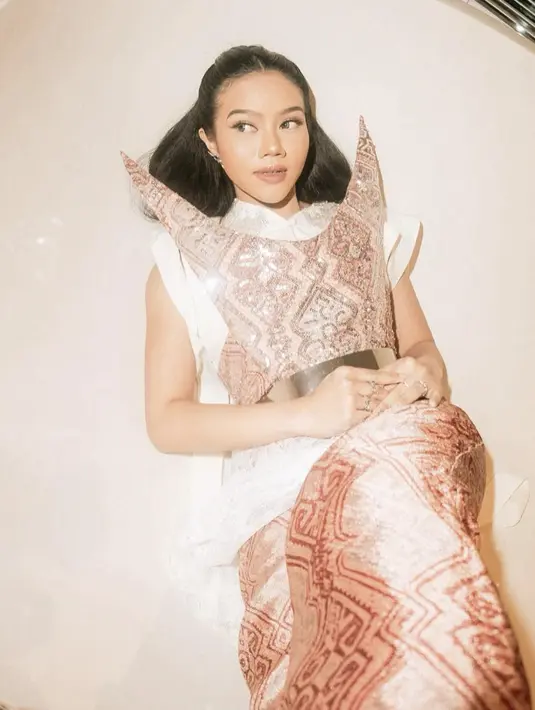 Bahkan busananya kali ini terinspirasi dari rumah gadang.  [Foto: Instagram/ Yura Yunita]