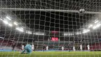 Pemain Bayer Leverkusen Florian Wirtz mencetak gol ke gawang Hoffenheim pada pertandingan Bundesliga di Leverkusen, Jerman, 13 Desember 2020. Bayer Leverkusen menggeser Bayern Munchen dari puncak klesemen usai mengalahkan Hoffenheim dengan skor 4-1. (THILO SCHMUELGEN/POOL/AFP)