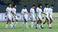 Timnas Indonesia U-17 kalah dari Malaysia U-17 dalam laga kedua Grup A Piala AFF U-17 2026 di Stadion Gelora Joko Samudro, Gresik, Kamis (16/4/2026) malam WIB. (Bola.com/Muhammad Iqbal Ichsan)