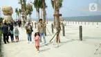 Warga mengunjungi pantai pasir putih dan destinasi kuliner Aloha PIK di kawasan Pantai Pasir Putih, Pantai Indah Kapuk (PIK) 2, Tangerang, Banten, Senin (25/12/2023). Aloha PIK merupakan sebuah destinasi tematik baru yang berlokasi di wilayah PIK 2. (merdeka.com/Arie Basuki)