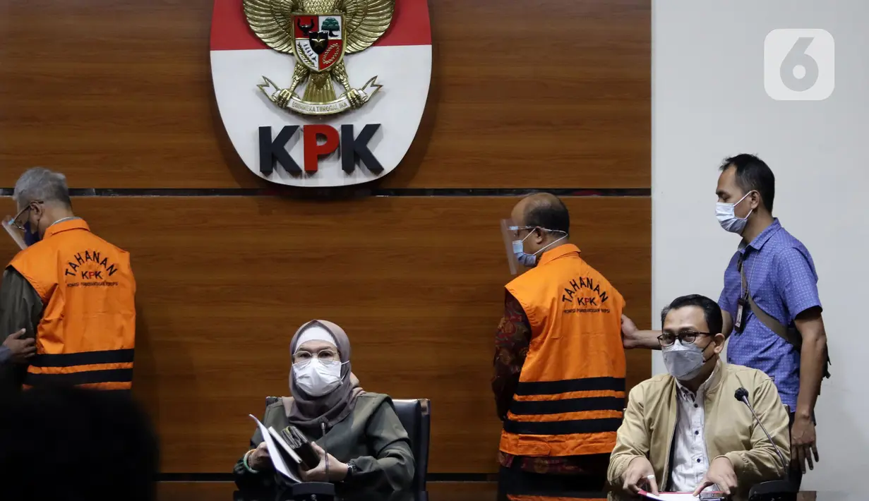 Isnu Edhy Wijaya (kiri) bersama Husni Fahmi usai mengikuti rilis penahanan tersangka di Gedung KPK, Jakarta, Kamis (3/2/2022). Isnu Edhy Wijaya bersama Husni Fahmi ditetapkan sebagai tersangka dalam perkara pengadaan paket penerapan E-KTP tahun 2011-2013. (Liputan6.com/Helmi Fithriansyah)