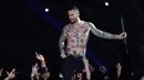 Penampilan vokalis Maroon 5 Adam Levine saat memeriahkan pertandingan antara Los Angeles Rams dan New England Patriots dalam Super Bowl LIII di Atlanta, Georgia, AS, Minggu (3/2). (TIMOTHY A. CLARY/AFP)