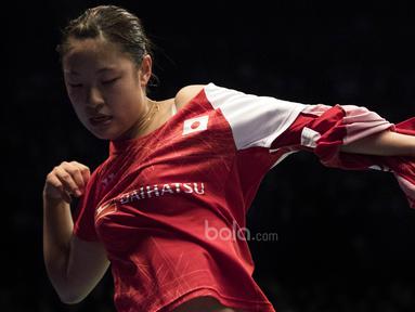 Pebulutangkis tunggal putri Jepang, Nozomi Okuhara, mengganti baju saat pertandingan BCA Indonesia Open 2017 di JCC, Jakarta, Kamis (15/5/2017). (Bola.com/Vitalis Yogi Trisna)