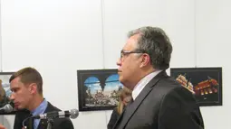 Dubes Rusia untuk Turki, Andrei Karlov, menyampaikan sambutan sesaat sebelum insiden penembakan dirinya di sebuah galeri seni di Ankara, Senin (19/12). Dubes Rusia tewas ditembak dari belakang oleh seorang anggota kepolisian. (REUTERS/Ugur Kavas)