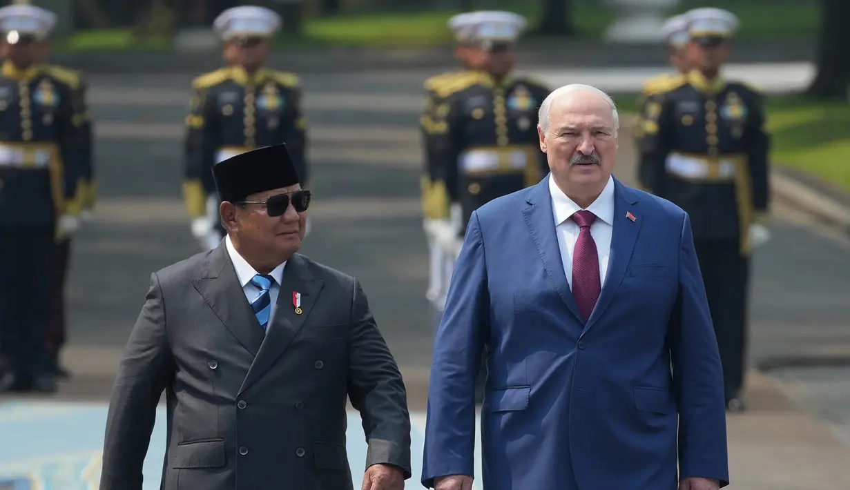 Presiden Prabowo Subianto  bersama Presiden Belarusi Alexandr Lukashenko  memeriksa pasukan di Istana Merdeka, Jakarta, Kamis (02/07/2026). (AP Photo/Tatan Syuflana)