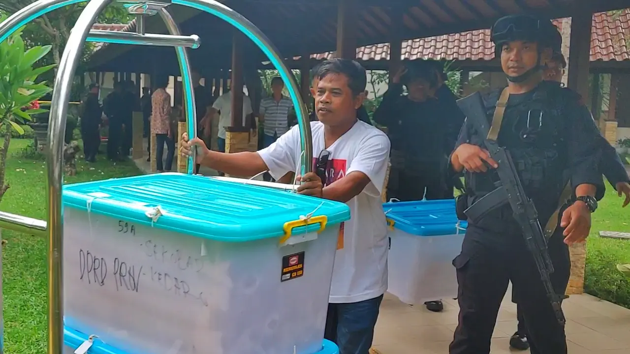 Aparat keamanan mengawal hasil C Hasil dan D Hasil kabupaten Lombok Barat untuk disandingkan