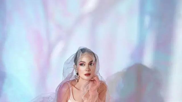 6 Pemotretan Terbaru Luna Maya yang Serba Pink Ini Dipuji Bak Princess