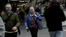 Orang-orang berjalan di sepanjang jalan di pusat kota Melbourne ketika pihak berwenang mengumumkan lockdown untuk keenam kalinya di kota itu, pada Kamis (5/8/2021).  Lockdown di kota terpadat kedua di Australia tersebut guna mengendalikan penyebaran Covid-19 varian delta. (Con Chronis/AFP)