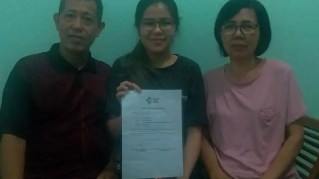 Michelle Yemima, mahasiswa asal Purbalingga yang ikut dikarantina di Natuna menunjukkan surat keterangan sehat dari Kementerian Kesehatan di rumahnya, Rabu (19/2/2020). (Foto: Liputan6.com/Rudal Afgani Dirgantara)