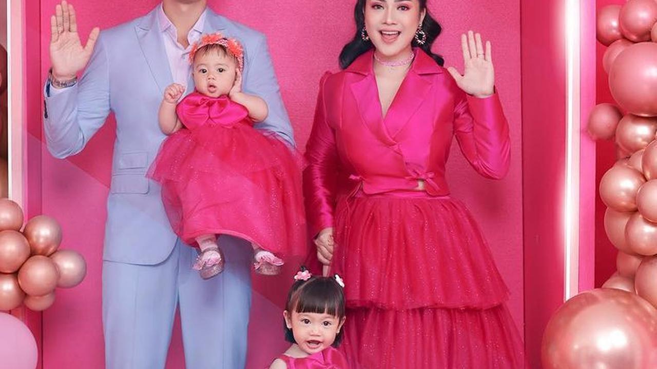Keluarga ini tampak berada di kotak Barbie. Felicya dan kedua anaknya memakai baju warna merah muda bak Barbie.