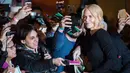 Nicole Kidman menyapa fans saat tiba menghadiri pemutaran film "Boy Erased" selama Toronto International Film Festival 2018 di Toronto, Kanada (11/9). Nicole Kidman tampil cantik dengan gaun hitam di acara tersebut. (AP Photo/Nathan Denette)