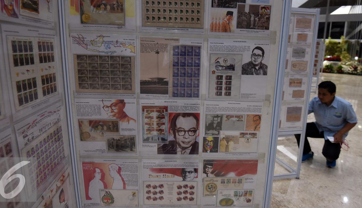 Pengunjung mengamati koleksi prangko dalam Pameran Filateli bertema "Politik dalam Prangko" di Komplek Parlemen Senayan, Jakarta, Kamis (19/8). (Liputan6.com/Johan Tallo)