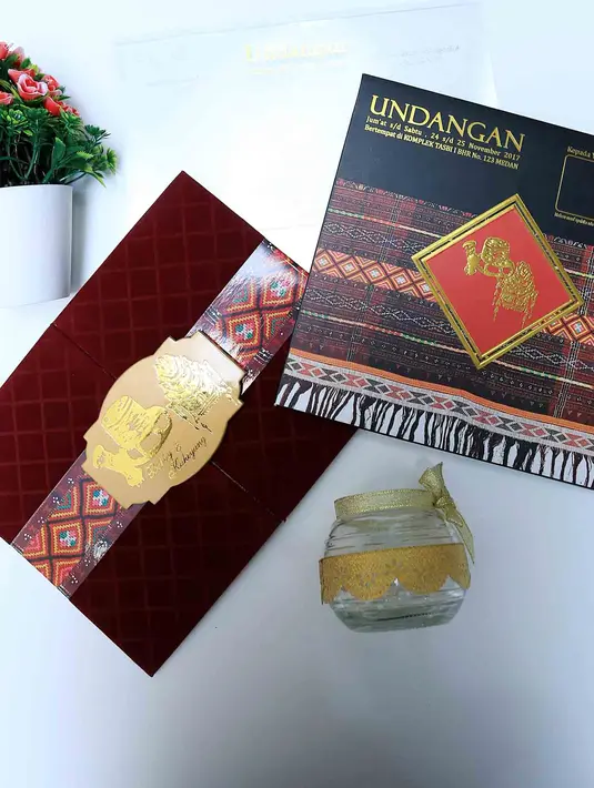 Selain pemberian marga Siregar untuk Kahiyang, pasangan pengantin baru ini juga menjalani  prosesi lainnya. Bahkan, mereka pun menggelar resepsi lagi. Ada hal unik yang menarik perhatian kembali. (Deki Prayoga/Bintang.com)