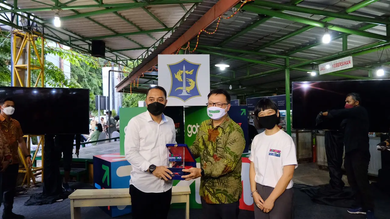 (Ki-Ka) Walikota Surabaya Eri Cahyadi, Vice Chairman dan Co-Founder Tokopedia Leontinus Alpha Edison dan Chief Food Officer Gojek Catherine Hindra Sutjahyo pasca penyerahan cinderamata dalam acara Cangkrukan GoTo di Surabaya (8/11) (Dok. GoTo)