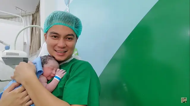 6 Momen Seleb Pria Peluk Anaknya yang Baru Lahir, Penuh Haru