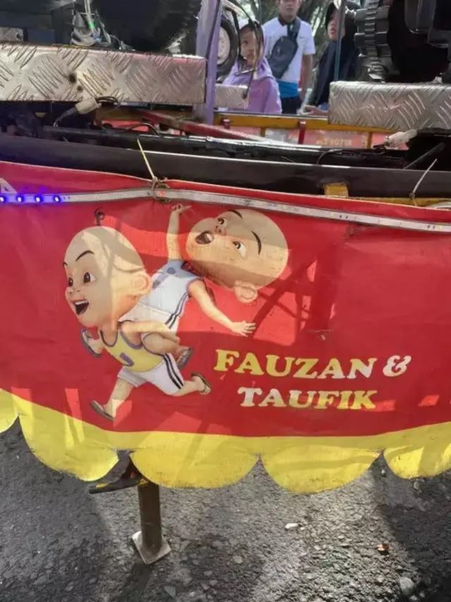 7 Potret Kocak Orang Main ke Pasar Malam, Lokasinya Ada di Makam