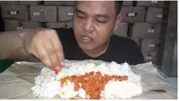 Viral YouTuber Kuli Bangunan Mukbang Sederhana, Hanya Makan Nasi dan Sambal (Sumber: YouTube/Afi Udin)