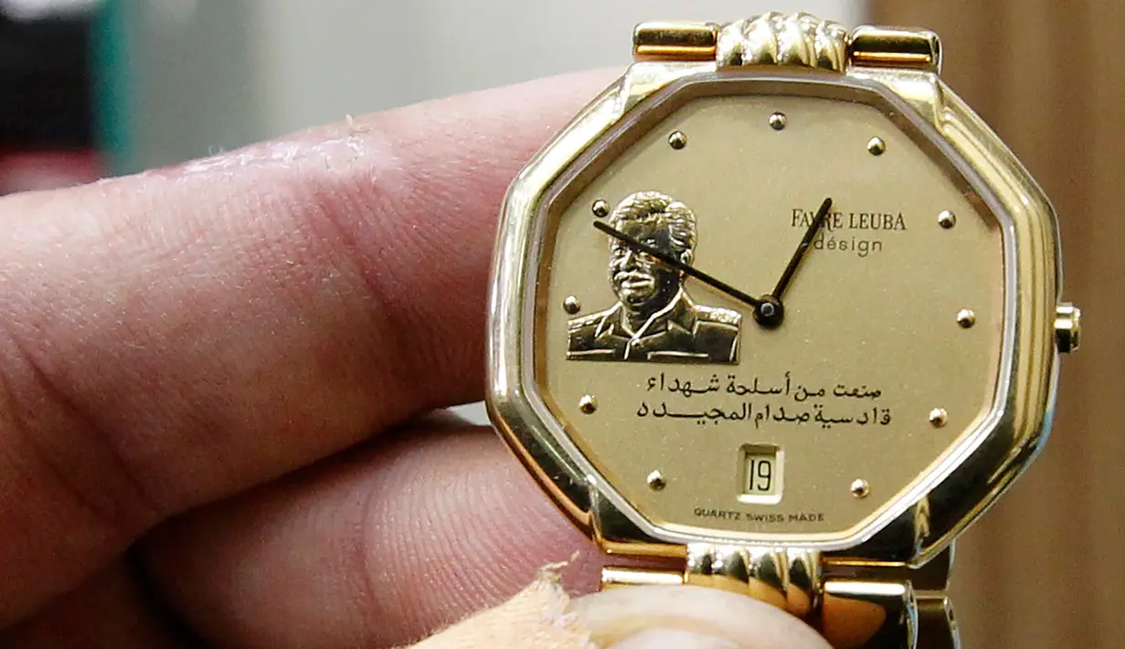 Jam tangan dengan hiasan bergambar mantan Presiden Irak, Saddam Hussein di Baghdad, Irak (28/12). Kekuasaannya berakhir setelah Irak diserang oleh pasukan koalisi yang dipimpin Amerika Serikat pada 2003. (AFP/Sabah Arar)