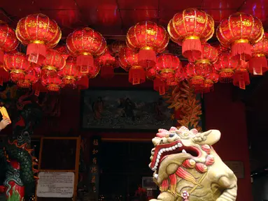 Sejumlah lampion telah terpasang di Vihara Amurva Bhumi, Jakarta, Minggu (31/1/2016). Pemasangan lampion jelang perayaan Tahun Baru Imlek 2567 merupakan simbol pengharapan keberkatan dan keberuntungan di tahun mendatang. (Liputan6.com/Helmi Fithriansyah)