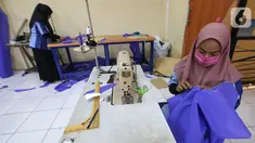 Peserta pelatihan memproduksi alat pelindung diri (APD) berupa pakaian dekontaminasi atau baju hazmat di Balai Latihan Kerja (BLK), Cibodas, Kota Tangerang, Rabu (15/4/2020). Baju diproduksi untuk tenaga medis yang merawat pasien virus corona covid-19. (Liputan6.com/Fery Pradolo)