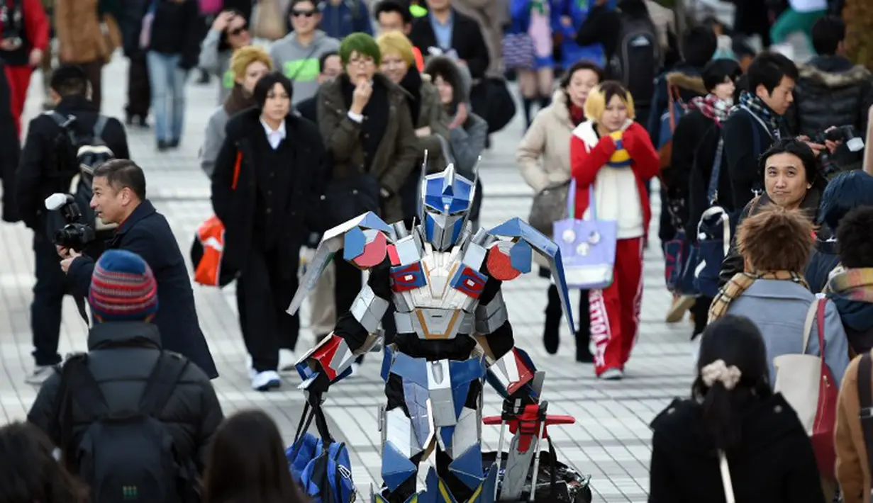 Seorang penggemar anime memakai kostum favorit berupa robot di Cosplay Festa TDC (Tokyo Dome City) di Tokyo pada tanggal 10 Januari 2015. (AFP Photo/Toshifumi Kitamura)