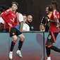 Selebrasi gelandang Manchester United, Alejandro Garnacho (kiri) setelah mencetak gol ke gawang Manchester City pada laga Community Shield 2024 di Wembley Stadium, London, Sabtu (10/8/2024). (AP Photo/David Cliff)