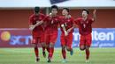 Para pemain Vietnam U-16 merayakan gol ke gawang Thailand U-16 yang dicetak kapten tim, Nguyen Cong Phuong (kedua dari kiri) dalam laga semifinal AFF U-16 2022 antara Thailand U-16 melawan Vietnam U-16 di Stadion Maguwoharjo, Sleman, Rabu (10/8/2022) sore WIB. (Bola.com/Bagaskara Lazuardi)