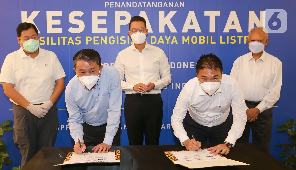 CEO LMI Eddy Mumin (kedua kiri) dan COO HMID, Makmur (kedua kanan) menandatangani kerja sama layanan Fasilitas Charging Mobil Listrik di Lippo Mall Kemang, Jakarta, Senin (12/04/2021). Hyundai Motors menyiapkan 1 fasilitas charging mobil listrik dengan kapasitas 7,4 kW. (Liputan6.com/Fery Pradolo)