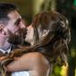 Bintang Barcelona, Lionel Messi, mencium bibir sang istri, Antonella Roccuzzo, dihadapan wartawan usai mengadakan resepsi pernikahan di Kompleks City Center, Santa Fe, Jumat (30/6/2017). (AFP/Eitan Abramovich)