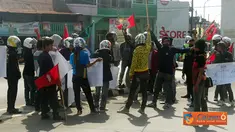 Citizen6, Sidrap: Mereka melakukan aksi demo dengan memulainya di Bundaran Jam Kota Pangkajene dan mengarah ke Gedung DPRD Jalan Jendaral Sudiriman. (Pengrim: Sidrap)