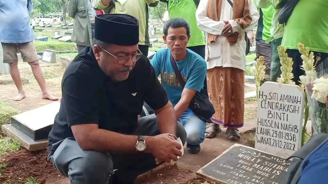 Rano Karno di Makam Aminah Cendrakasih