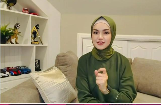 Siti Nurhaliza bersama Lesti Kejora meraih penghargaan untuk kategori Duo/Duet/Grup/Kolaborasi Dangdut Terpopuler di ajang Indonesian Dangdut Awards (IDA) 2025. (dok)