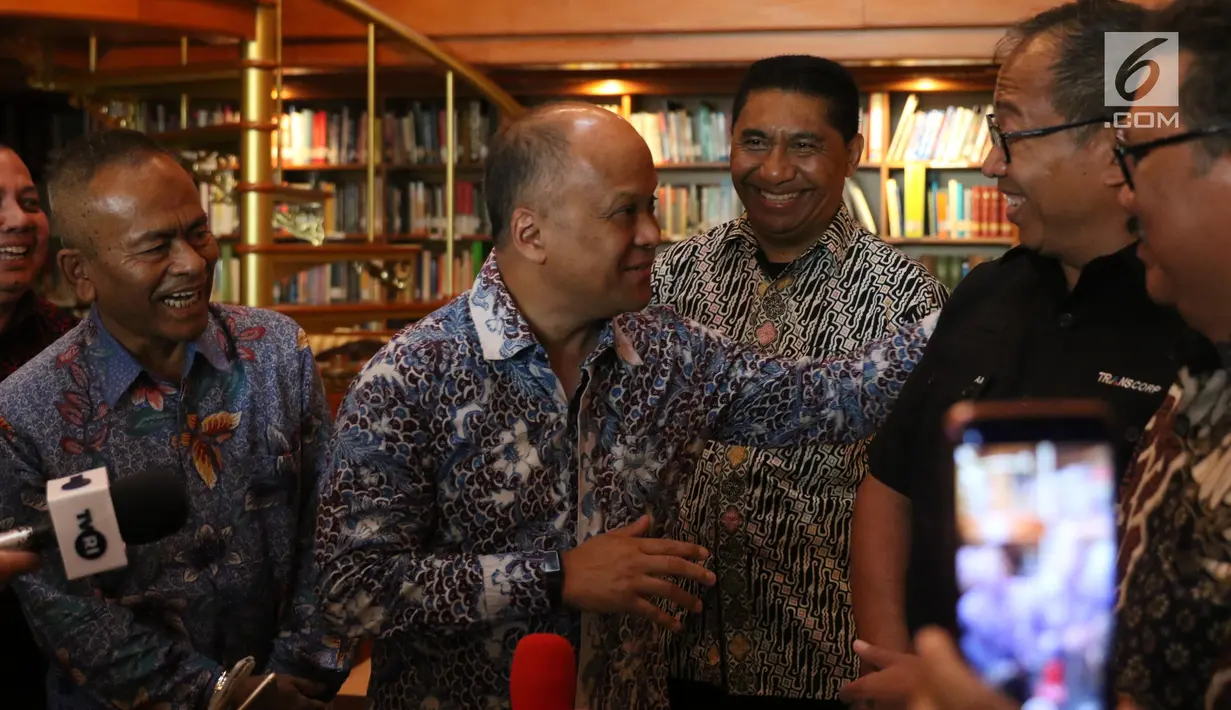 Putra almarhum Presiden ke-3 RI BJ Habibie Ilham Akbar Habibie berbincang deng pengurus PWI seusai menerima penyerahan anugerah Bapak Kemerdekaan Pers Indonesia kepada almarhum BJ Habibie, Jakarta (16/9/2019). (Liputan6.com/Angga Yuniar)