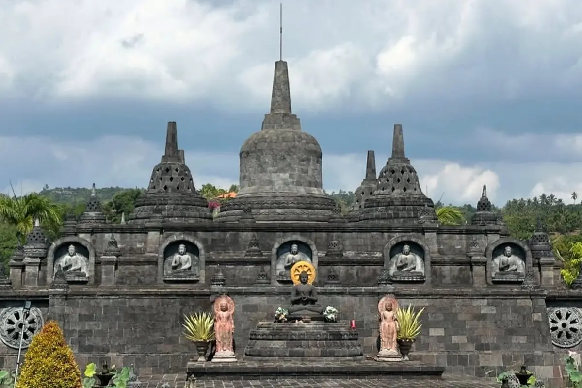 Brahma Vihara Arama di Bali destinasi wisata libur waisak
