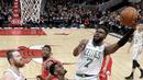 Pebasket Boston Celtics, Jaylen Brown, berusaha memasukkan bola saat pertandingan melawan Chicago Bulls pada laga NBA di Stadion United Center, Selasa (6/3/2018). Celtics menang 105-89 atas Bulls. (AP/Charles Rex Arbogast)