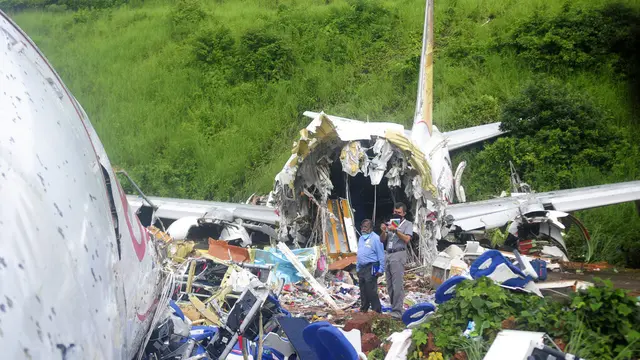 Penampakan Pesawat Air India Express yang Terbelah Saat Mendarat