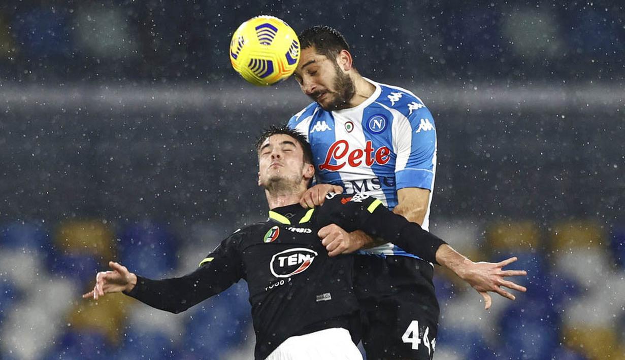 Pemain Napoli, Nikola Maksimovic, duel udara dengan pemain Spezia, Giulio Maggiore, pada laga Liga Italia di Stadion Diego Armando Maradona, Rabu (6/1/2021). Napoli takluk dengan skor 1-2. (Alessandro Garofalo/LaPresse via AP)
