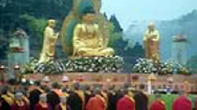 Ratusan umat Budha dari sejumlah majelis di Indonesia telah memadati Candi Borobudur, Magelang, Jateng, pagi ini. Mereka hadir untuk memperingati Hari Raya Waisak 2554.
