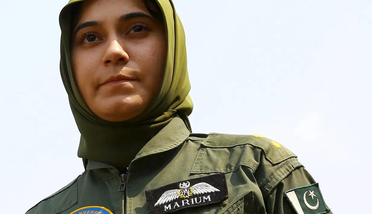 Seorang perempuan Pakistan yang menjadi pilot jet tempur, Marium Mukhtiar (22) tewas setelah pesawatnya mengalami kecelakaan saat menjalani sesi latihan rutin di Provinsi Punjab, Selasa (24/11) siang. (REUTERS/Pakistan Air Force)