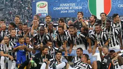 Perayaan scudetto seluruh penggawa Juventus di laga terakhir usai mengalahkan Napoli 3-1 (AFP PHOTO / MARCO BERTORELLO)
